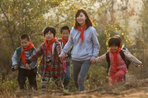 Outdoor activities for chinese rural female teacher and students — Stock Photo