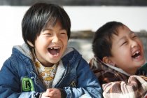 Grundschüler lachen beim Lernen in der ländlichen Grundschule — Stockfoto
