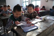 Учні китайської школи вивчають підручники в сільській початковій школі — стокове фото