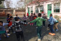 Chinese elementary school students playing games at school yard — Stock Photo
