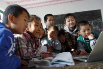 Estudantes da escola primária rural chinesa usando computador portátil em sala de aula — Fotografia de Stock
