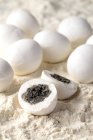 Vista close-up de deliciosas bolas de arroz glutinoso com enchimento de farinha — Fotografia de Stock