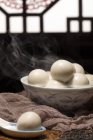 Vista de perto da tigela com deliciosas bolas de arroz glutinoso e vapor — Fotografia de Stock
