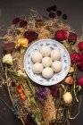 Вид на клейкие рисовые шарики для Фестиваля Фонарей и сушеные цветы на деревянном столе — стоковое фото