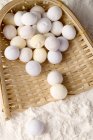Vue rapprochée des boules de riz gluantes chinoises traditionnelles dans un récipient en osier — Photo de stock