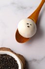 Вид зверху клейовий рисовий м'яч в дерев'яній ложці з насінням кунжуту — стокове фото