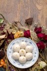Вид на клейкие рисовые шарики для Фестиваля Фонарей и сушеные цветы на деревянном столе — стоковое фото