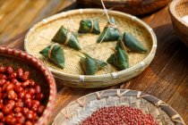 Primo piano vista degli ingredienti per tradizionale cinese avvolto zongzi e ingredienti — Foto stock