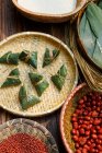 Vue rapprochée des ingrédients pour les zongzi et ingrédients chinois traditionnels enveloppés — Photo de stock
