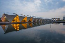 Современная архитектура Шанхайского восточного спортивного центра, Китай — стоковое фото