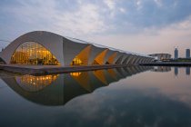 Arquitectura moderna de Shanghai Oriental Sports Center, China - foto de stock