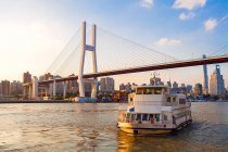 Nanpu ponte, barca e paesaggio urbano a Shanghai — Foto stock