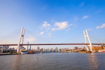 Stupefacente paesaggio urbano e Nanpu ponte a Shanghai — Foto stock
