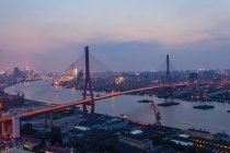 Міст Янпу і міська архітектура в Шанхаї — стокове фото