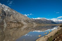 Bellissimo paesaggio con lago, montagne e panoramico ghiacciaio Laigu in Tibet — Foto stock