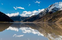 Bellissimo paesaggio con montagne innevate, lago e ghiacciaio Laigu panoramico in Tibet — Foto stock