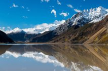Bela paisagem com montanhas cobertas de neve, lago e glaciar Laigu cênica no Tibete — Fotografia de Stock