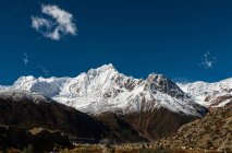Hermoso paisaje con montañas cubiertas de nieve, lago y glaciar Laigu escénico en el Tíbet - foto de stock