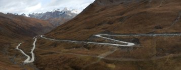 Autopista tibetana en la provincia occidental de Sichuan en China - foto de stock