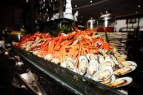 Vista close-up de deliciosos vários frutos do mar em buffet — Fotografia de Stock