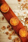 Vista superior de deliciosos pasteles de luna chinos tradicionales - foto de stock