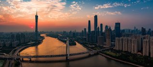 Guangzhou vista urbana ao pôr do sol, Guangdong, China — Fotografia de Stock