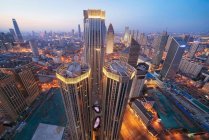 Nachtszene mit moderner Architektur der Stadt Tianjin, China — Stockfoto