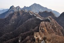 Vista panoramica della famosa antica Grande Muraglia in autunno — Foto stock