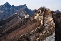 Vue panoramique de la célèbre Grande Muraille antique en automne — Photo de stock