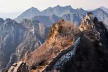 Scenic view of famous ancient Great Wall in autumn — Stock Photo