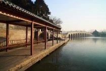 Puente de diecisiete hoyos del Palacio de Verano al atardecer, Beijing - foto de stock