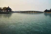 Pont de dix-sept trous du Palais d'été à Pékin — Photo de stock