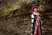 Una ragazza vestita in costume nazionale nella contea di Badan, provincia del Sichuan — Foto stock