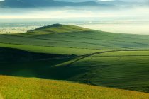 Удивительный пейзаж с зелеными холмами покрыты пышной растительностью, высокий угол зрения — стоковое фото