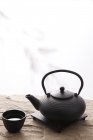 Вид крупним планом на керамічний чайник і чашка на кам'яній поверхні на білому — стокове фото