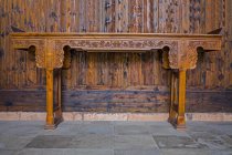 Hermoso antiguo tallado en madera en el interior, concepto de talla de madera - foto de stock