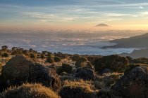 Красивий захід сонця в мальовничих горах, вкритих хмарами — стокове фото