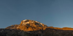 Дивовижний краєвид з скелястими горами і ясним блакитним небом — стокове фото