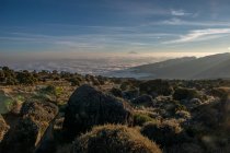 Дивовижний гірський пейзаж з камінням і хмарами вдень — стокове фото