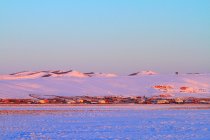 Escena de invierno y pueblo en Hulun Buir, Mongolia Interior - foto de stock
