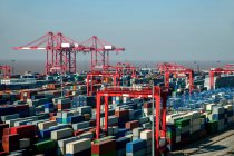Журавлів і вантажних контейнерів у Китаї. — стокове фото