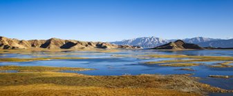 Belo lago em montanhas cênicas no dia ensolarado — Fotografia de Stock