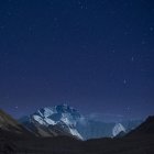 Night stars and milky way over mountains, beautiful peaks, nature background — Stock Photo