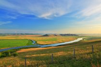Bellissimo paesaggio con fiume calmo in Hulun Buir EerguNa, Mongolia Interna — Foto stock