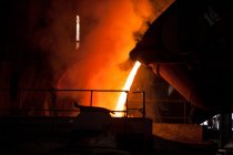 Equipos industriales en la fábrica de acero automatizada iluminada, china - foto de stock