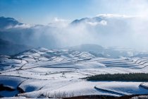 Paisaje invernal con colinas cubiertas de nieve y montañas pintorescas - foto de stock