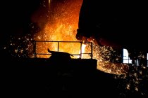 Промышленное оборудование на освещенном автоматизированном сталелитейном заводе, Китай — стоковое фото