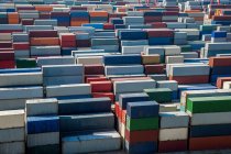 Много различных грузовых контейнеров в гавани в Китае — стоковое фото