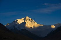 Incredibile paesaggio montano con montagne rocciose e cielo azzurro chiaro — Foto stock