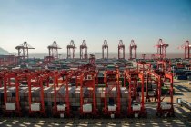Guindastes e contêineres de carga no porto na China — Fotografia de Stock